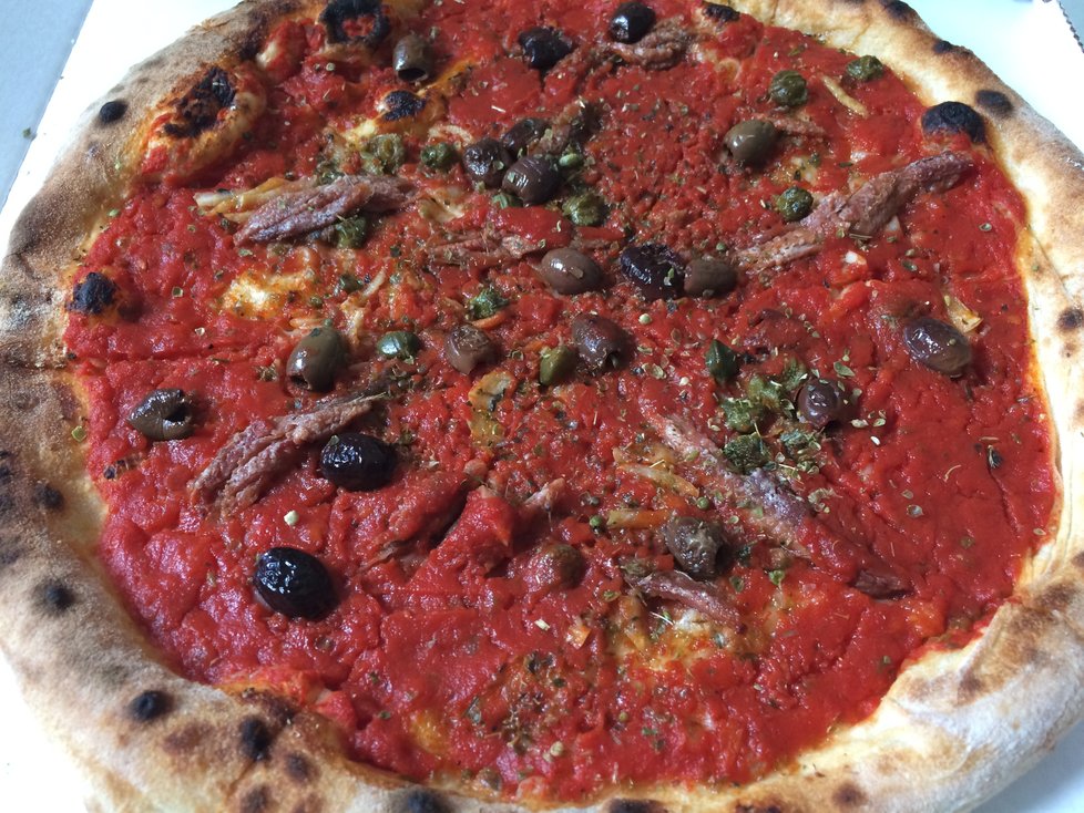 Poctivé italské suroviny, vlastní těsto, kvásek z Itálie a řemeslně zručně odvedená práce - takovéto pizzy obdržíte v Pizzerii Pepe Nero.