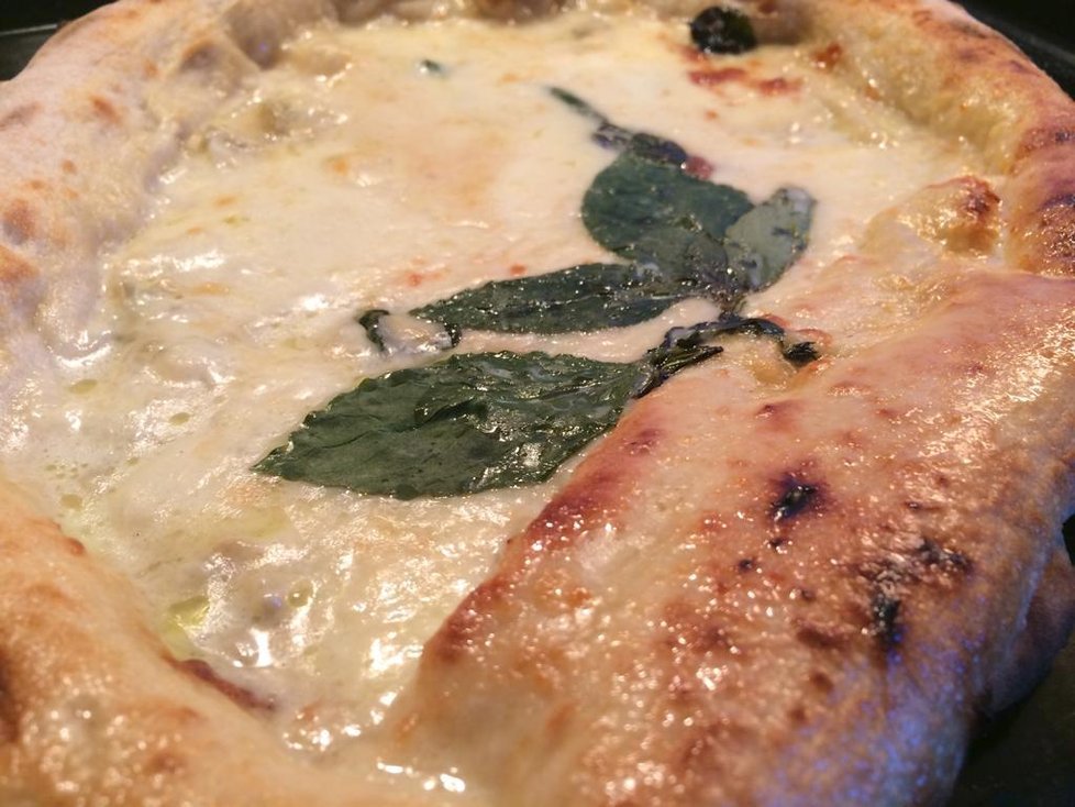 Pizzeria San Carlo sází na starodávný rodinný recept těsta, který se předává z generace na generace. Když pizzu okusíte, zjistíte, že se opravdu nepodobá ostatním.