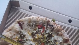 Zákazníci jsou nespokojení s velikostí dodané pizzy od řetězce Telepizza.