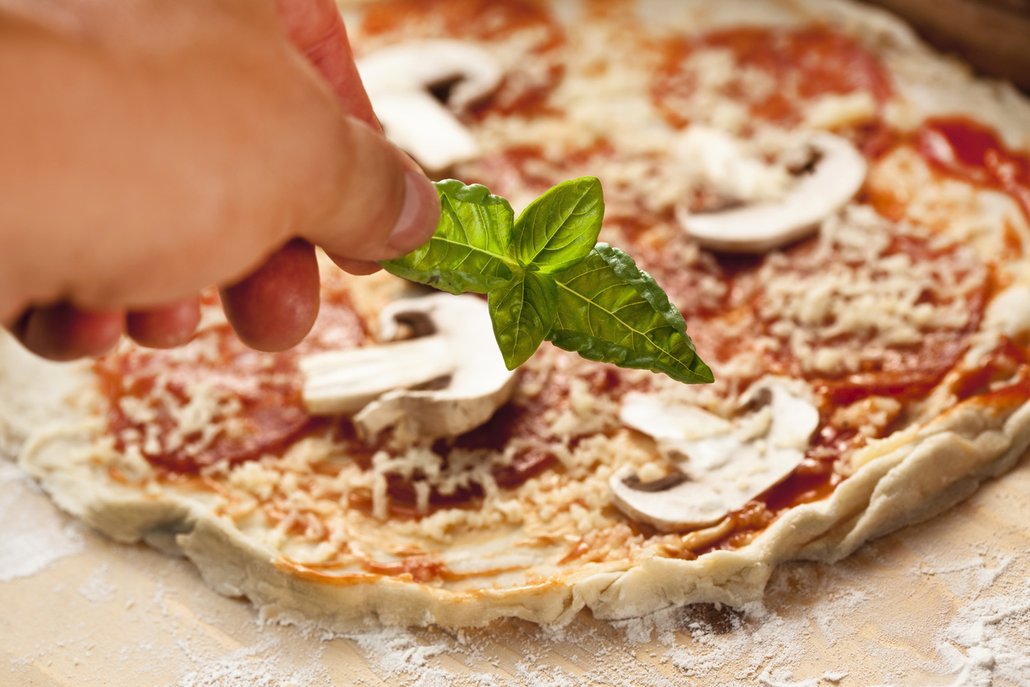 Pizzu obložte surovinami, které máte rádi