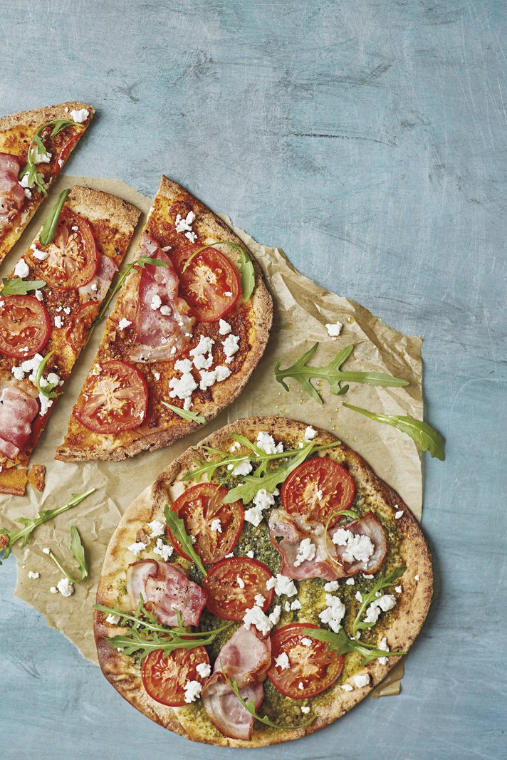 Máte-li chuť na pizzu, nedělejte se s těstem. Potřete passatou nebo pestem koupené placky arabského chleba a ozdobte vším, co máte po ruce Máte-li chuť na pizzu, nedělejte se s těstem. Potřete passatou nebo pestem koupené placky arabského chleba a ozdobte vším, co máte po ruce