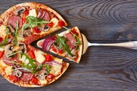 Domácí pizza jako z restaurace: Naučte se křupavé těsto a obložte ho podle chuti