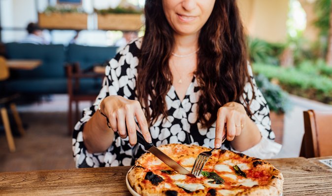 V restauraci byste měli jíst pizzu příborem