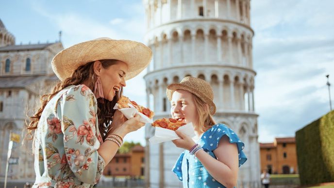 Od konce 19. století se rajčatová omáčka stala nezbytným základem pizzy. Od konce 19. století se rajčatová omáčka stala nezbytným základem pizzy.