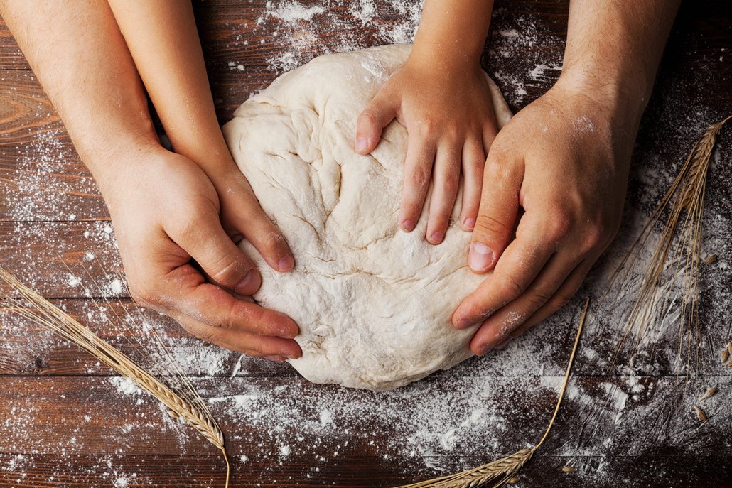 Nebojte se zapojit i děti, ať už do přípravy těsta nebo třeba jen do zdobení pizzy