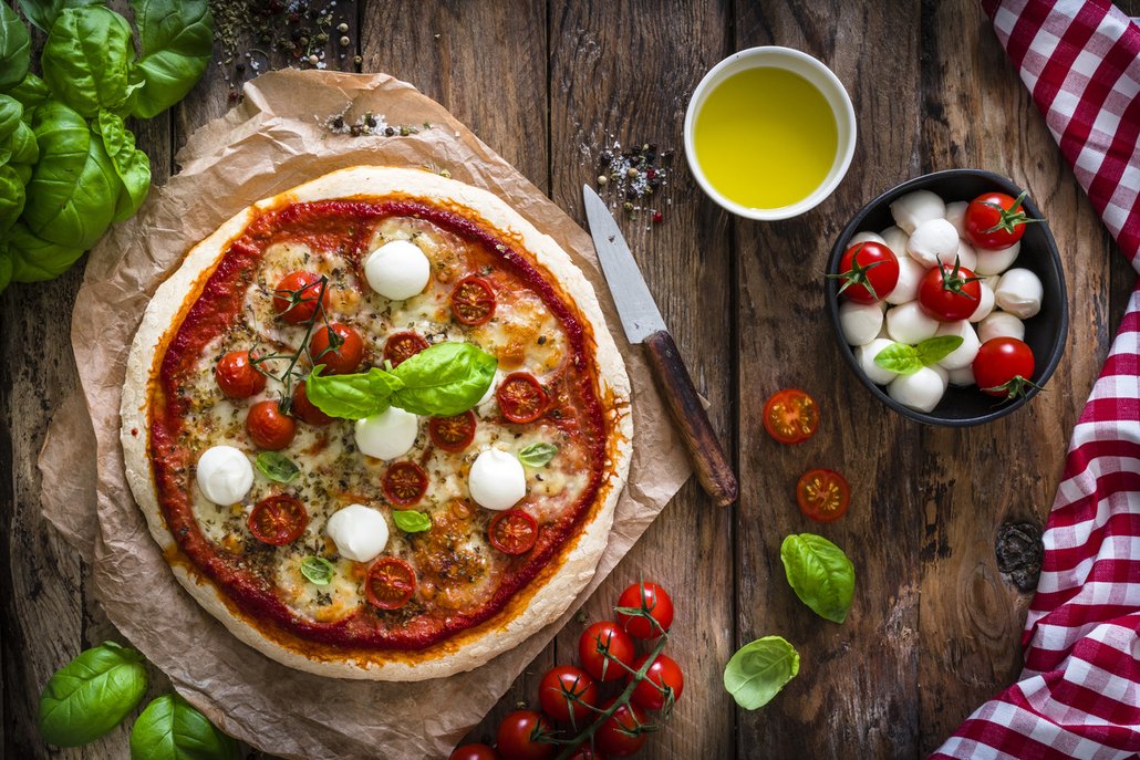 Nepřehánějte to s množstvím ingrediencí, i u pizzy platí, že v jednoduchosti je síla. Vsaďte třeba jen na rajčátka, mozzarellu a bazalku