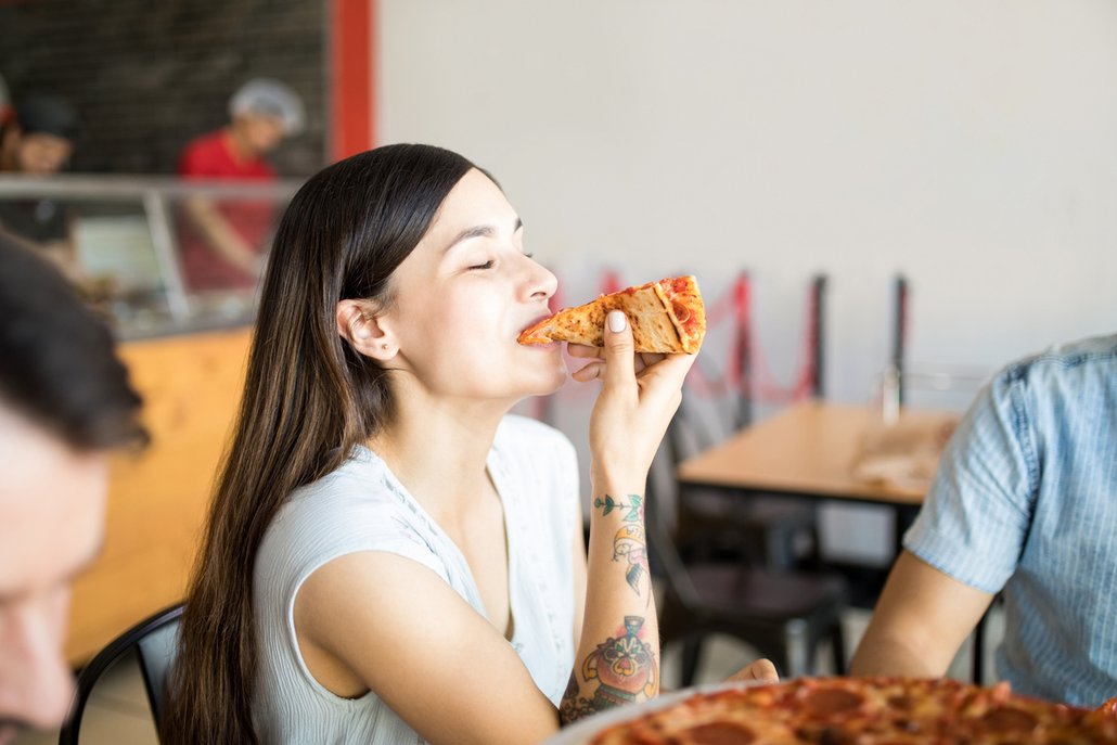 Pokud jíte jednotlivé dílky pizzy rukama, je dobré každý v půlce „zlomit“, aby náplň z těsta nesklouzla.