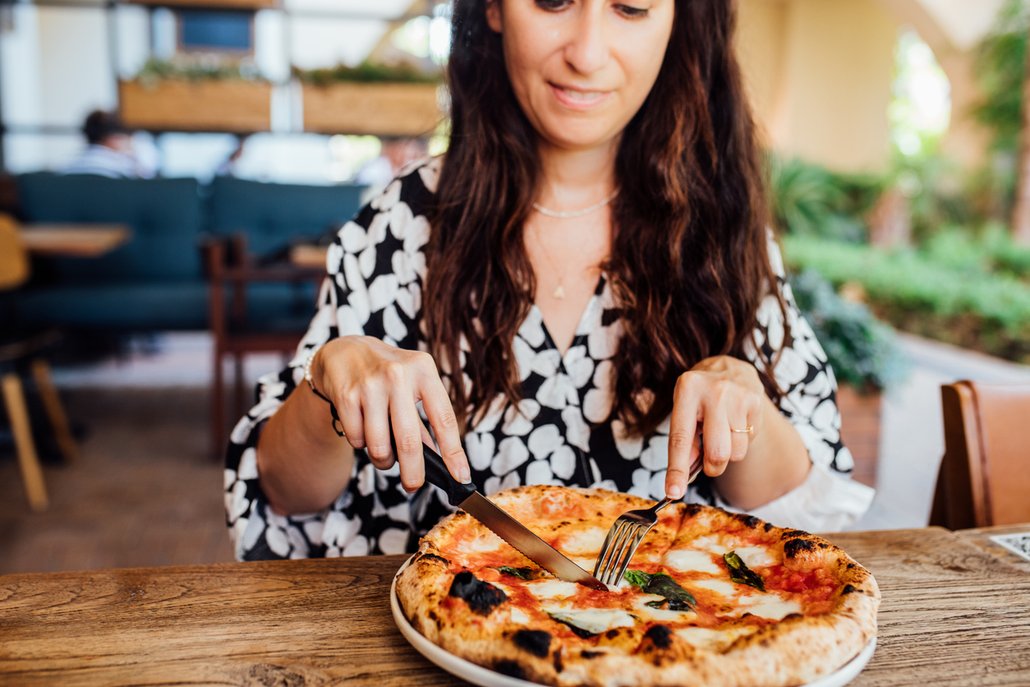 V restauraci byste měli jíst pizzu příborem