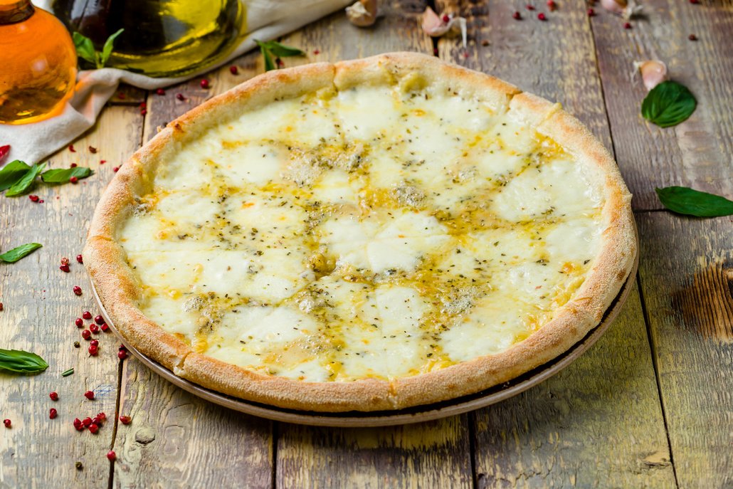 Pizza Quattro Formaggi se čtyřmi druhy sýrů