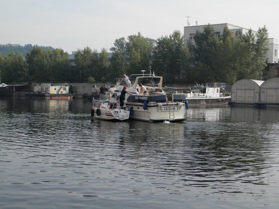 Zabavená plachetnice zamířila z Holešovic do přístavu v Radotíně