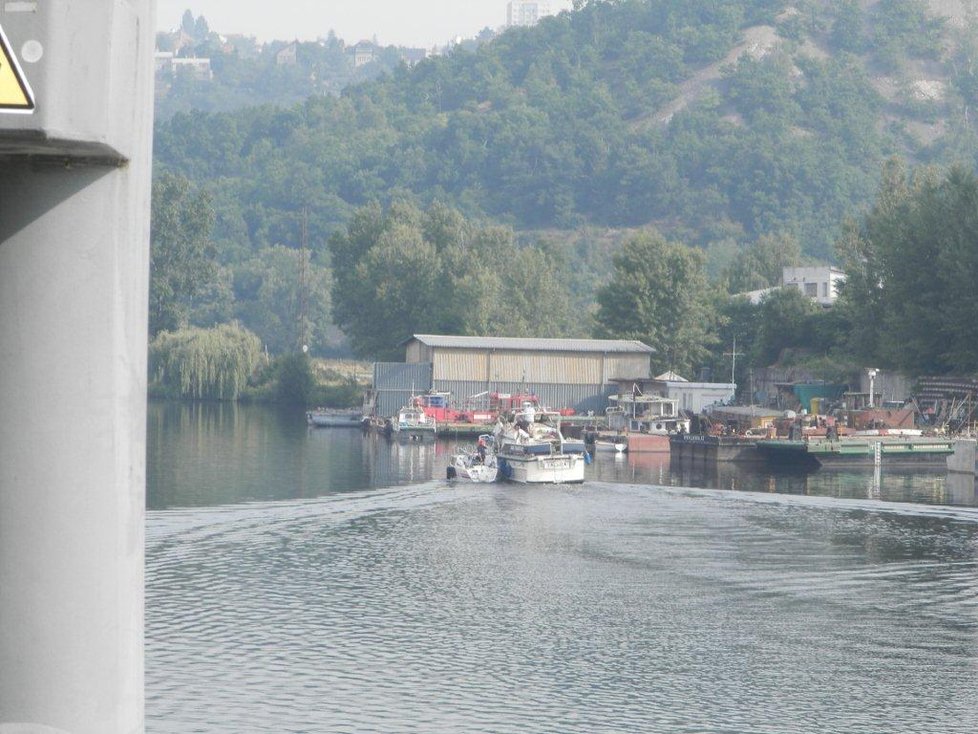 Zabavená plachetnice zamířila z Holešovic do přístavu v Radotíně