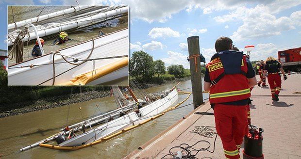 Na Labi se potopila velká loď s desítkami lidí: Zraněné děti tahali z vody hasiči 