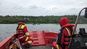 Strážníci a vodní záchranáři o víkendu pomohli na brněnské přehradě muži, který vypadl z plachetnice a topil se.