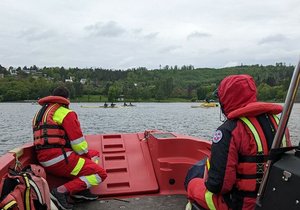 Strážníci a vodní záchranáři o víkendu pomohli na brněnské přehradě muži, který vypadl z plachetnice a topil se.