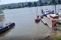 Rodinná plavba se změnila v drama: Vítr převrátil plachetnici, chlapeček (4) skončil ve Vltavě