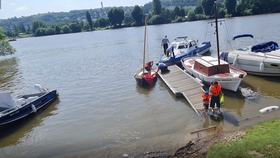 Na Vltavě se převrátila plachetnice s celou rodinou. Ve vodě skočil i čtyřletý chlapec