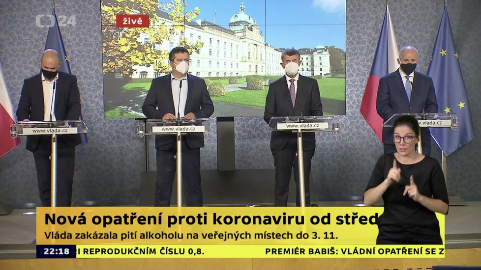 Zleva ministr školství, mládeže a tělovýchovy Robert Plaga (za ANO), vicepremiér a ministr vnitra Jan Hamáček (ČSSD), předseda vlády Andrej Babiš (ANO) a ministr zdravotnictví Roman Prymula (za ANO) na tiskové konferenci po jednání vlády (12. 10. 2020)