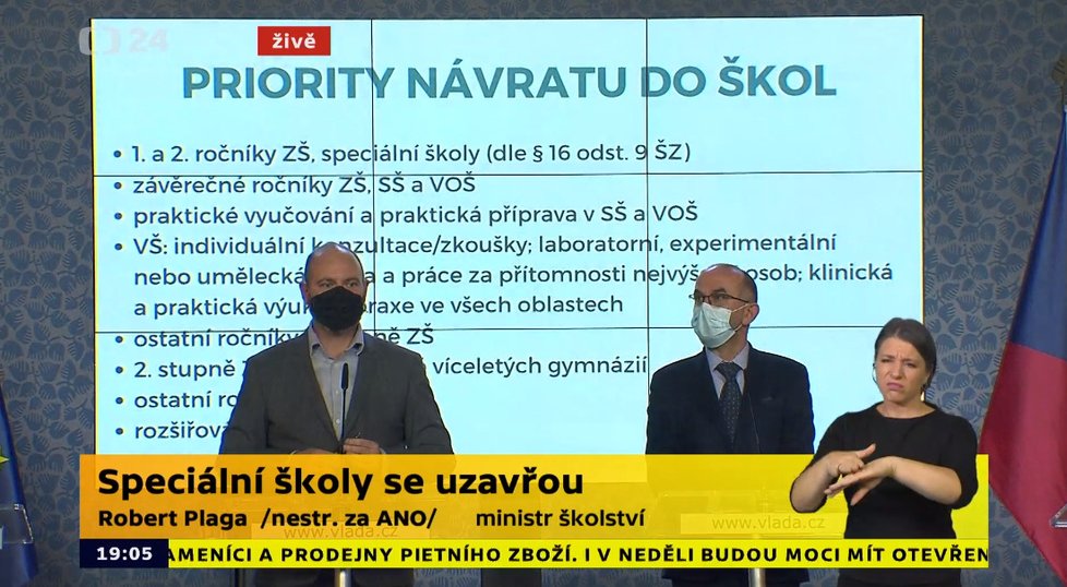 Ministr školství Robert Plaga (za ANO) a ministr zdravotnictví Jan Blatný (za ANO) na tiskové konferenci po jednání vlády (30. 10. 2020)