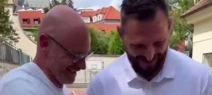 Žvýkačka nešla z telefonu sundat.
