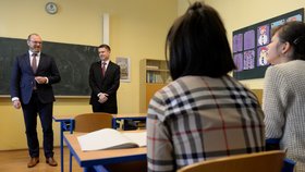 Ministr školství Robert Plaga (vlevo) předal 31. ledna 2018 pololetní vysvědčení žákům Základní a Střední školy Karla Herforta v Praze.