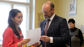 Ministr školství Robert Plaga předal 31. ledna 2018 pololetní vysvědčení žákům Základní a Střední školy Karla Herforta v Praze.