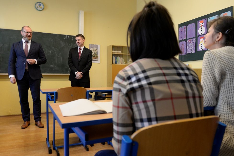 Ministr školství Robert Plaga (vlevo) předal 31. ledna 2018 pololetní vysvědčení žákům Základní a Střední školy Karla Herforta v Praze.
