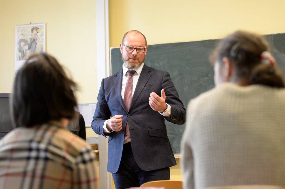 Ministr školství Robert Plaga (vlevo) předal 31. ledna 2018 pololetní vysvědčení žákům Základní a Střední školy Karla Herforta v Praze.