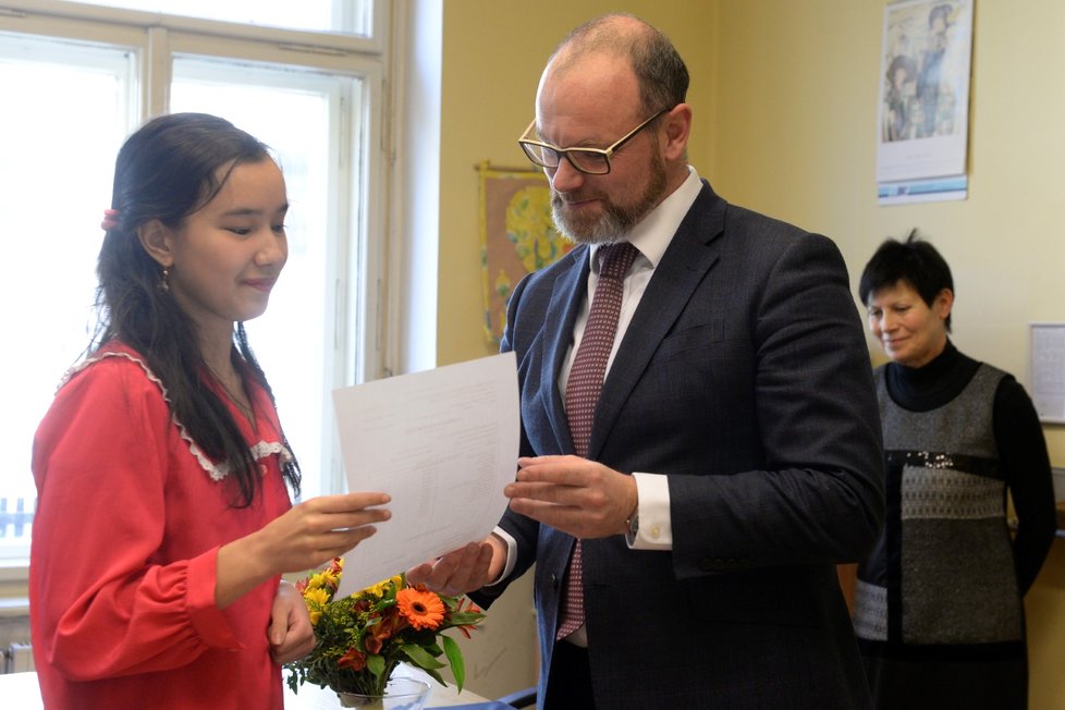 Ministr školství Robert Plaga (vlevo) předal 31. ledna 2018 pololetní vysvědčení žákům Základní a střední školy Karla Herforta v Praze.