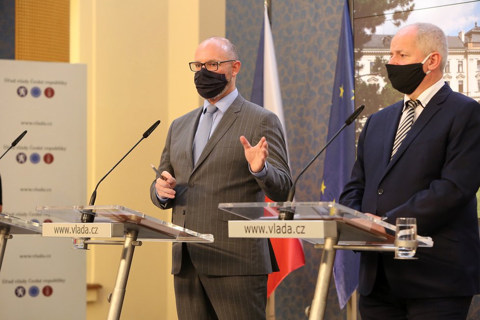 Ministr školství Robert Plaga (ANO) a tehdejší ministr zdravotnictví Roman Prymula (za ANO) na konferenci po mimořádném jednání vlády (8. 10. 2020)