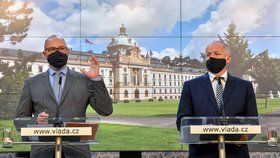 Ministr zdravotnictví Roman Prymula (za ANO) a ministr školství Robert Plaga (ANO) vystoupili 8. října 2020 v Praze na tiskové konferenci po jednání vlády kvůli novým opatřením proti šíření koronaviru.