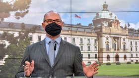 Ministr školství Robert Plaga (ANO) vystoupil 8. října 2020 v Praze na tiskové konferenci po jednání vlády kvůli novým opatřením proti šíření koronaviru.