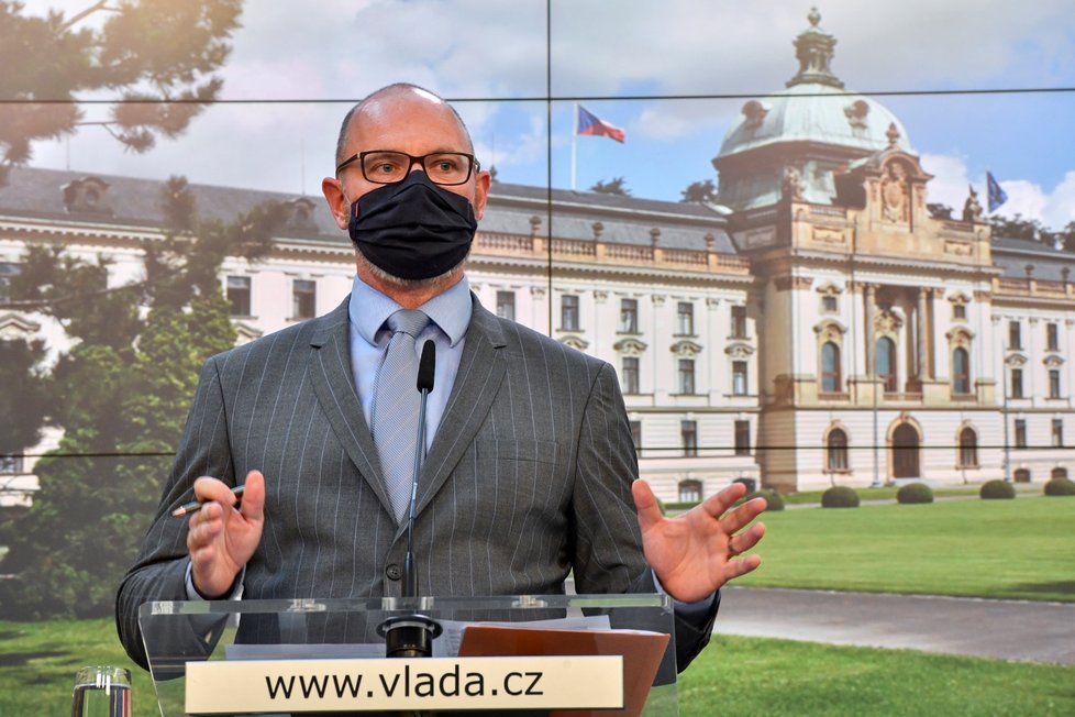 Ministr školství Robert Plaga (ANO) vystoupil 8. října 2020 v Praze na tiskové konferenci po jednání vlády kvůli novým opatřením proti šíření koronaviru.