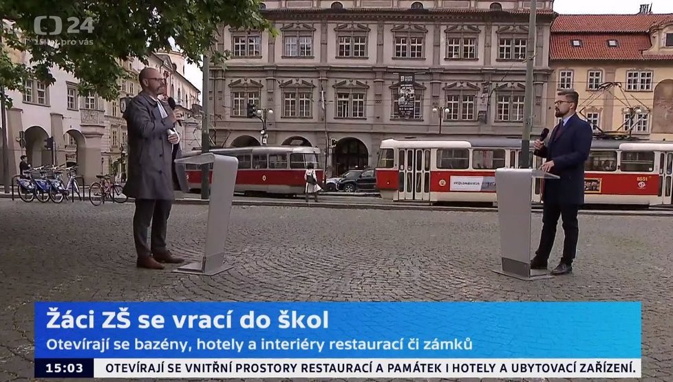 Ministr školství Robert Plaga (ANO) se zlomenou rukou ve vysílání České televize (25. 5. 2020)