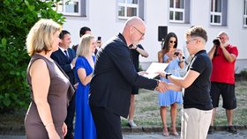 Ministr školství Robert Plaga (za ANO) rozdává vysvědčení žákyním a žákům Základní školy Velký Ořechov, 26.6.2026.