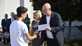 Ministr školství Robert Plaga (za ANO) rozdává vysvědčení žákyním a žákům Základní školy Velký Ořechov, 26.6.2026.