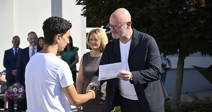 Ministr školství Robert Plaga (za ANO) rozdává vysvědčení žákyním a žákům Základní školy Velký Ořechov, 26.6.2026.