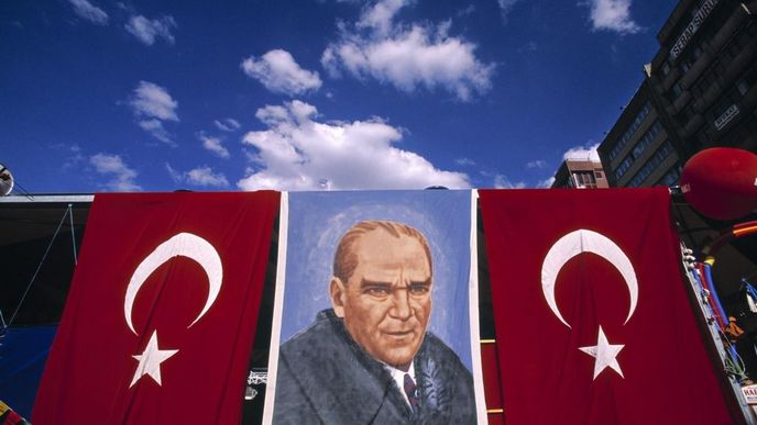 Plakát Mustafy Kemala "Atatürka" v Ankaře