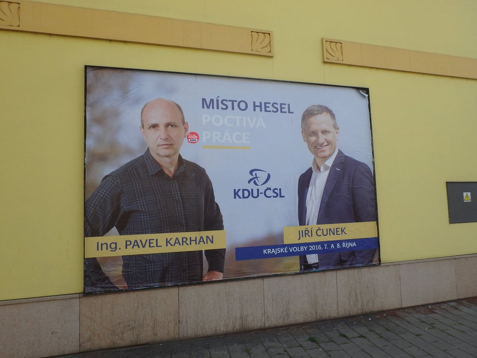 Billboardy lidovců někdo polepil samolepkami hnutí ANO. Ušetřeno nezůstalo ani soukromé auto jednoho z kandidátů do zastupitelstva.