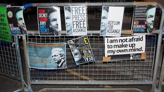 Plakáty na podporu Juliana Assange v Londýně