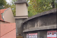 Plakáty unesených Izraelců ze zdí židovského hřbitova strhali vandalové. Případ řeší policie