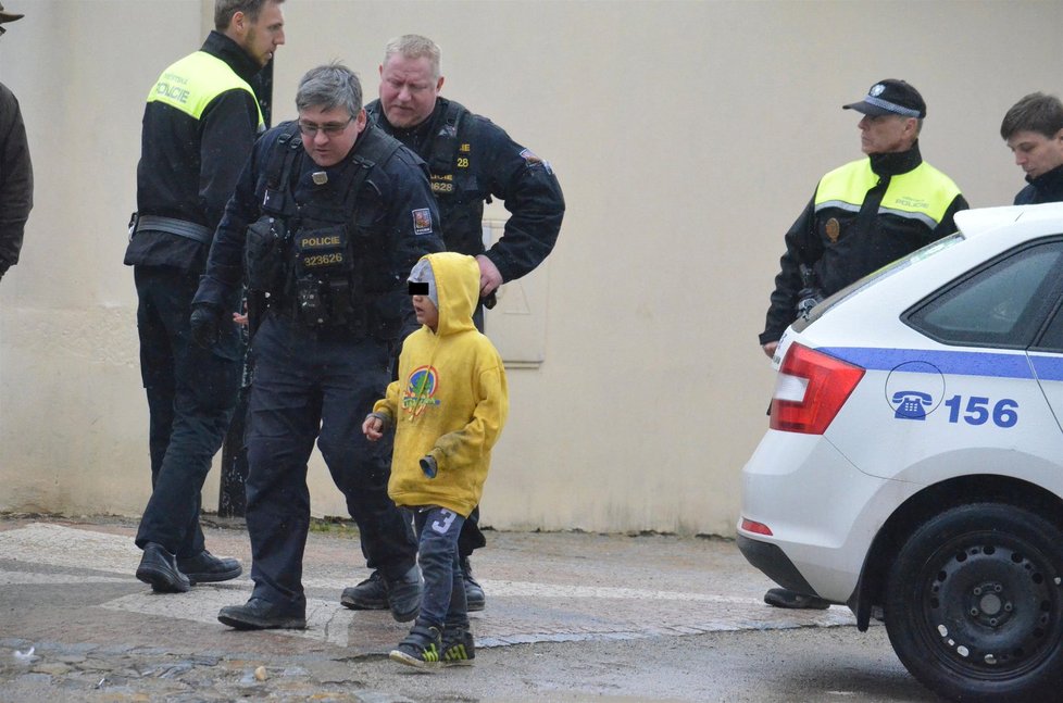 Jeden z malých pachatelů po zadržení strážníky a policií