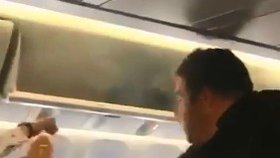 Na palubě letadla ze Šanghaje do Kantonu se vznítila taška. Dramatické hašení požáru zachytil jeden z cestujících na kameru