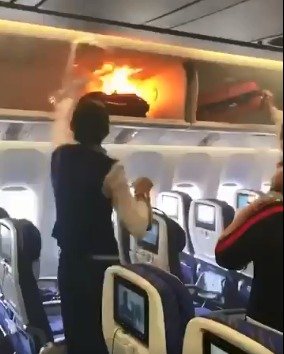 Na palubě letadla ze Šanghaje do Kantonu se vznítila taška. Dramatické hašení požáru zachytil jeden z cestujících na kameru