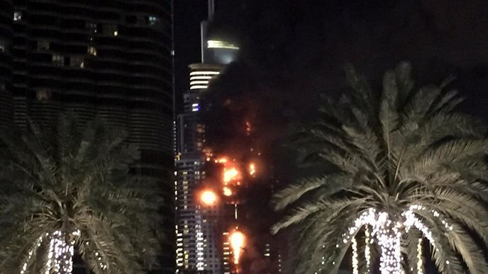 Plameny zachvátily luxusní 63patrový hotel Address Downtown v centru Dubaje