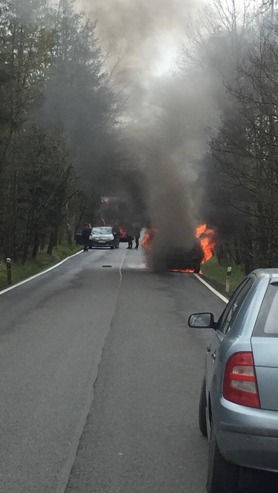 Hořící bavorák na silnici a zásah hasičů zachytil i projíždějící řidič.