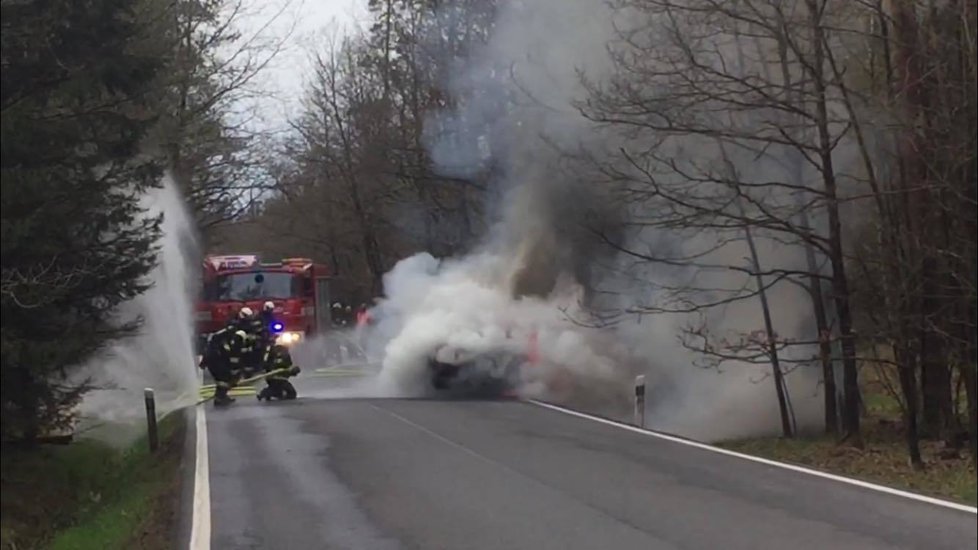 Hořící bavorák na silnici a zásah hasičů zachytil i projíždějící řidič.