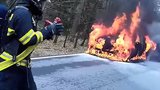 Hasiči na silnici likvidovali požár luxusního BMW: Z auta nic nezbylo