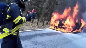 Hasiči na silnici likvidovali požár luxusního BMW: Z auta nic nezbylo