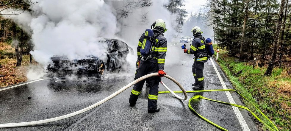 Bavorák lehl na silnici popelem, škoda je za milion a půl korun.