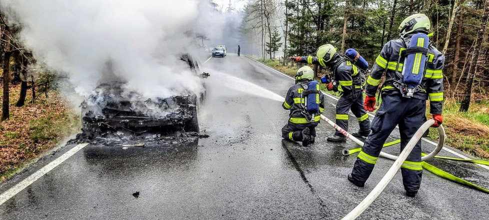 Bavorák lehl na silnici popelem, škoda je za milion a půl korun.